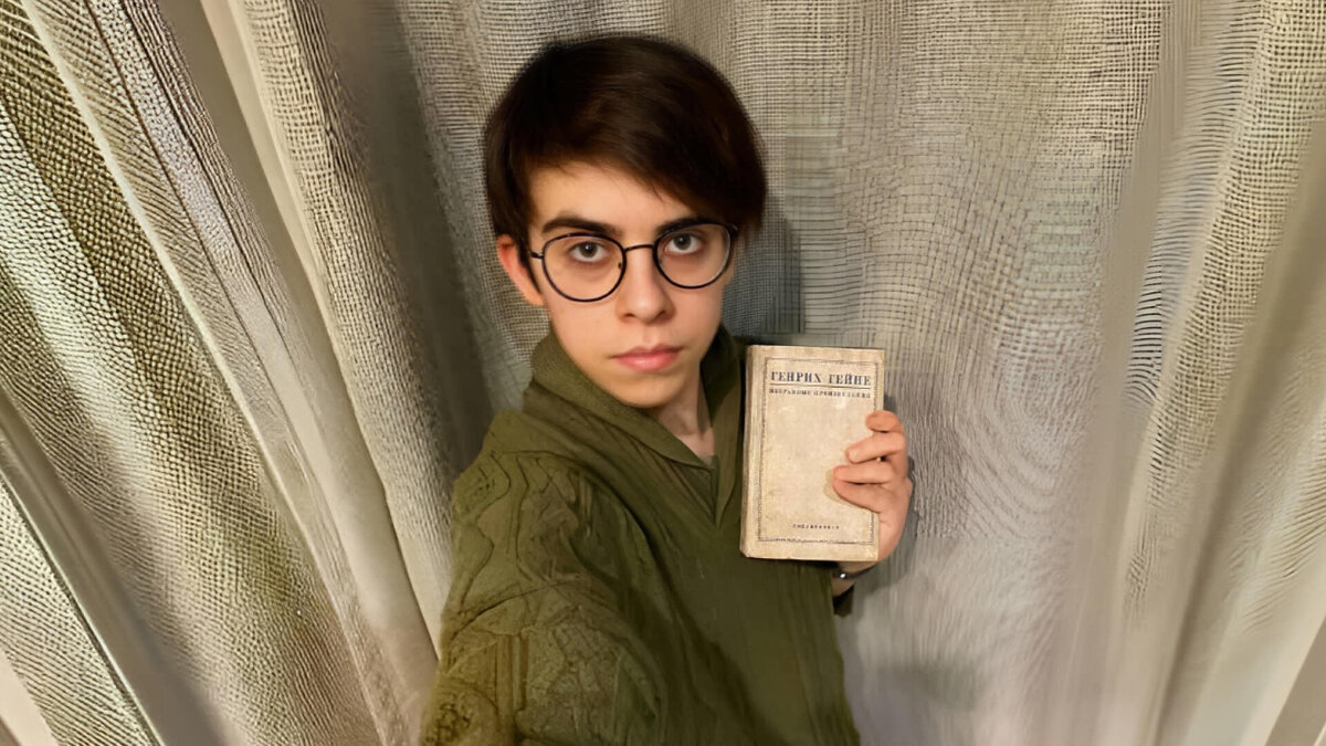    Кирилл Куприенко со сборником Гейне. Фото из личного архива