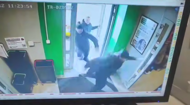 Смешные покупатели в магазине. Люди в магазине. Товары в супермаркете. Продукты в супермаркете. Очередь в магазине.