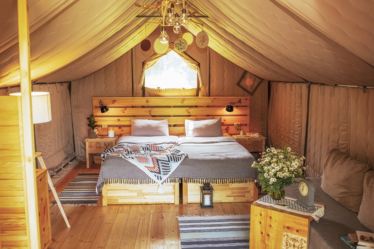 Домики и шатры отапливаются, так что можно не бояться замёрзнуть в марте.