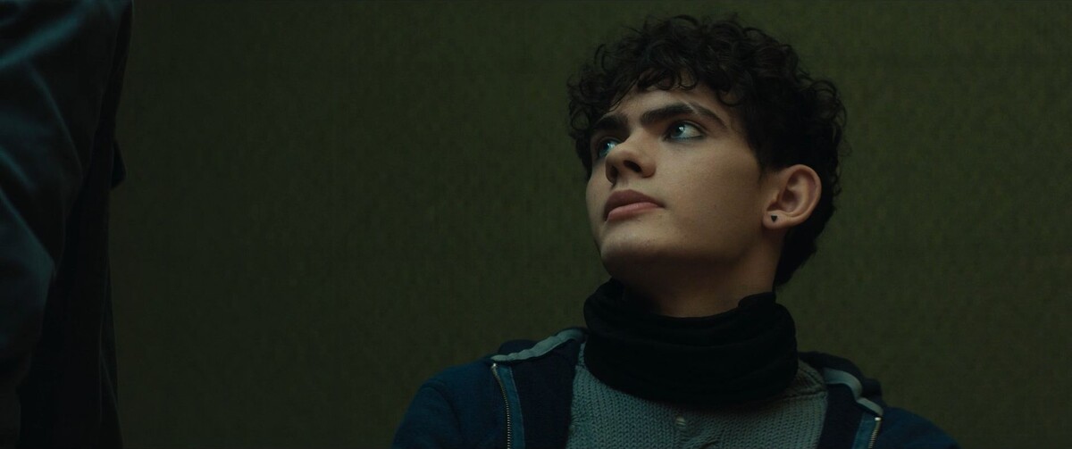 Парню с серёжкой в ухе доверять не стоит. Как минимум нельзя к такому оборачиваться спиной. 