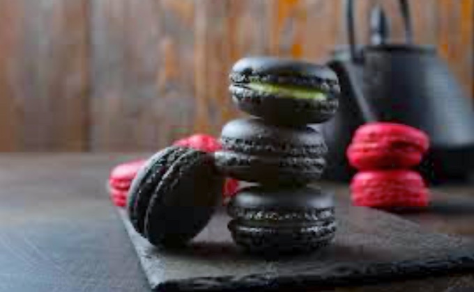 Черная глазурь и помадка могут придать особой изысканности печенью