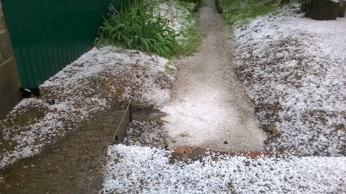 Нашла фото водоотводящей канавы возле нашего двора. Вот так иногда в ней стояла вода..