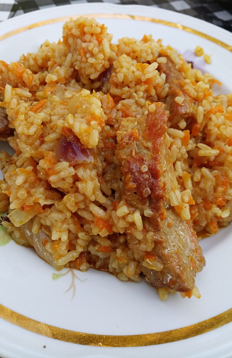 Плов, приготовленный в казане. Произведение кулинарного искусства!