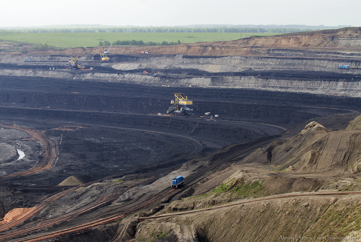 Открытые угольные карьеры. Слои угля залегают горизонтально.