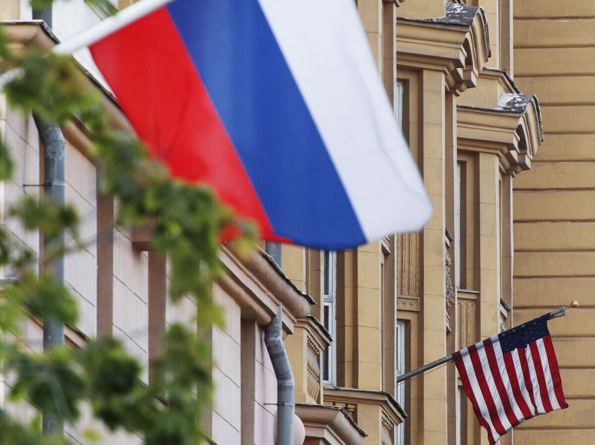    Государственные флаги России и США на здании американского посольства в Москве© РИА Новости / Максим Блинов