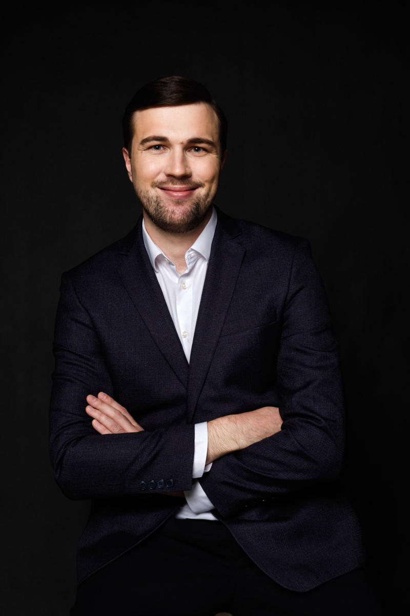 Украинский Леонид Сергеевич, пластический хирург, врач первой категории, заведующий отделением пластической хирургии клиники Грандмед. Выпускник Первого московского государственного медицинского университета имени И. М. Сеченова. Окончил клиническую ординатуру по пластической, реконструктивной и эстетической хирургии в Северо-Западном медицинском университете имени И. И. Мечникова.