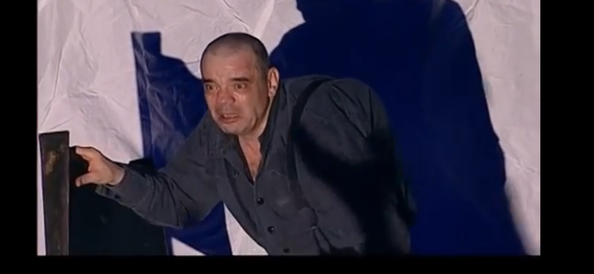 Кадр из спектакля театра Сатирикон в постановке Ю. Бутусова. И хоть я не люблю этого режиссера, но когда у тебя работает такой титан как Райкин, это становится объектом пристального внимания. 