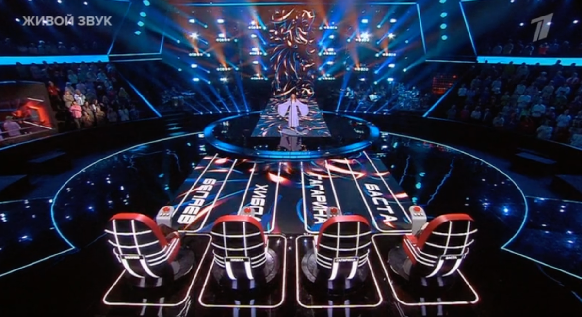 Кадр из шоу "Голос", 13 сезон, выпуск от 14 февраля 2025 года. К Анне Перевозкиной развернулись все четверо наставников