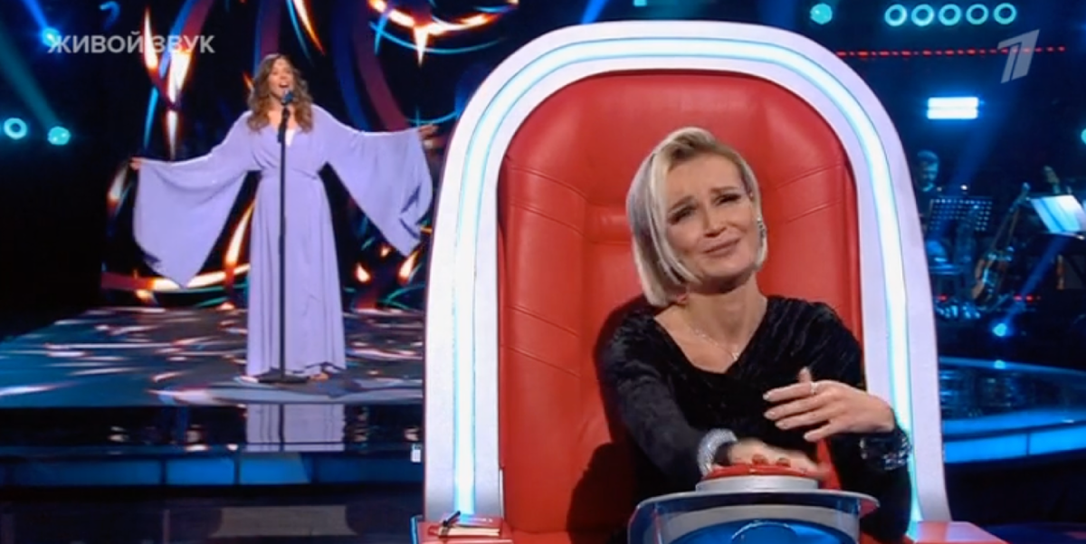 Кадр из шоу "Голос", 13 сезон, выпуск от 14 февраля 2025 года. Эмоции красноречивее слов: Полина Гагарина нажимает на красную кнопку