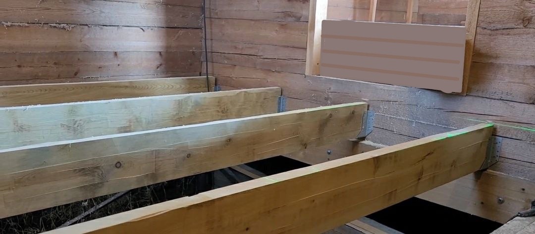 Лаги надёжно закрепить и обработать антисептиком. 