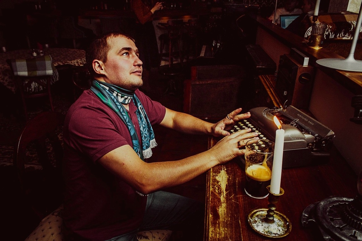 Не, в натуральном виде картина "Макс и пишущая машинка", конечно, существует. Снято в Уфе в 2017 году, если память не подводит.