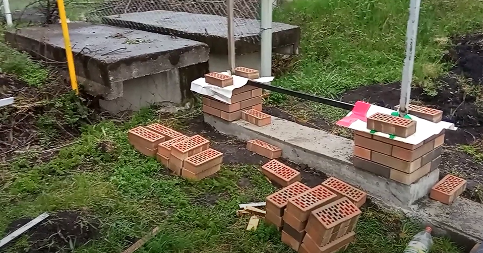 Рассказываем какой кирпич использовать для столбов забора. Прочность, эстетика и долговечность ограждения