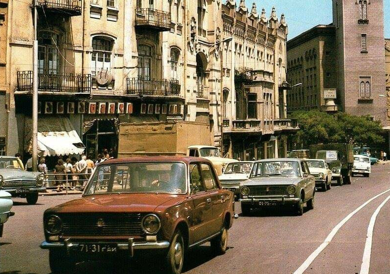 Одна из улиц Тбилиси в советское время.