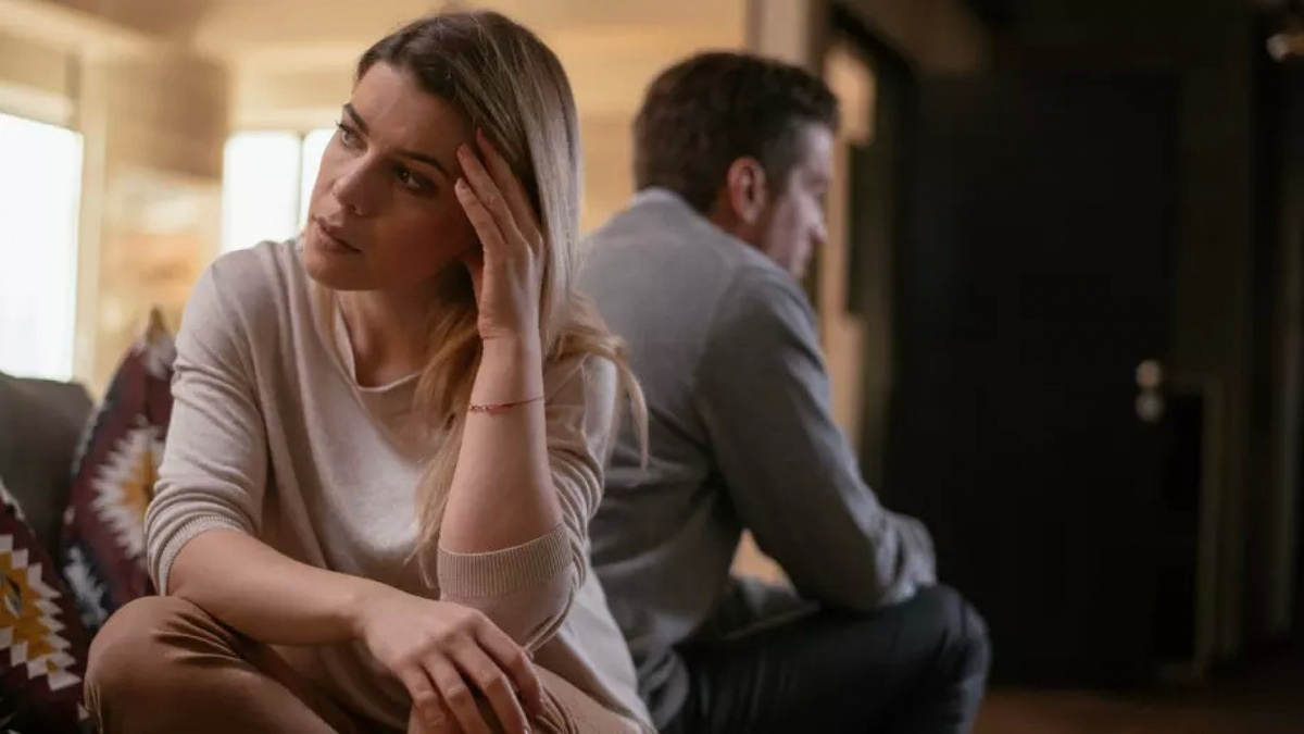 Изменения в рутине

Первый признак, который стоит обратить внимание – это изменения в привычном распорядке дня. Если ваш партнер стал задерживаться на работе чаще, чем обычно, или начал регулярно «зависать» в спортзале, возможно, стоит задать вопросы. Это не всегда значит измена, но перемены в рутине могут быть тревожным звоночком.

Новая одежда и парфюм

Вы когда-нибудь замечали, что ваш любимый вдруг стал прилагать больше усилий к своему внешнему виду? Новая одежда, дорогие ароматы – все это может быть признаком того, что он хочет произвести впечатление на кого-то другого. Присмотритесь к его гардеробу: если он стал покупать вещи, которые вы не просили, это может быть знаком.

Скрытые переписки

Да, нам всем знакомо, когда партнер прячет свой телефон или начинает отвечать на сообщения в укромном месте. Это может вызывать подозрения. Недобросовестные партнеры часто используют мессенджеры для общения с любовницами. Обратите внимание, становится ли он более скрытным в своем цифровом общении.

Изменения в интимной жизни

