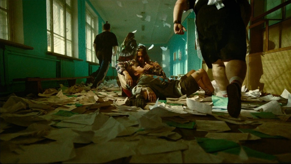 Кадр из ролика Ф. Умарова с режиссерским приёмом «разбросанные бумаги» https://vimeo.com/feelfel