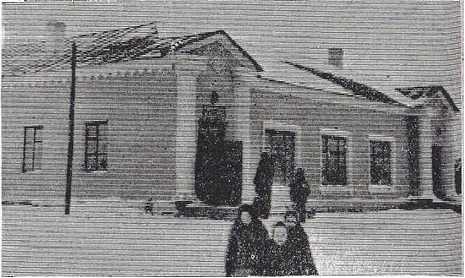 На снимке: Здание нового сельмага. 