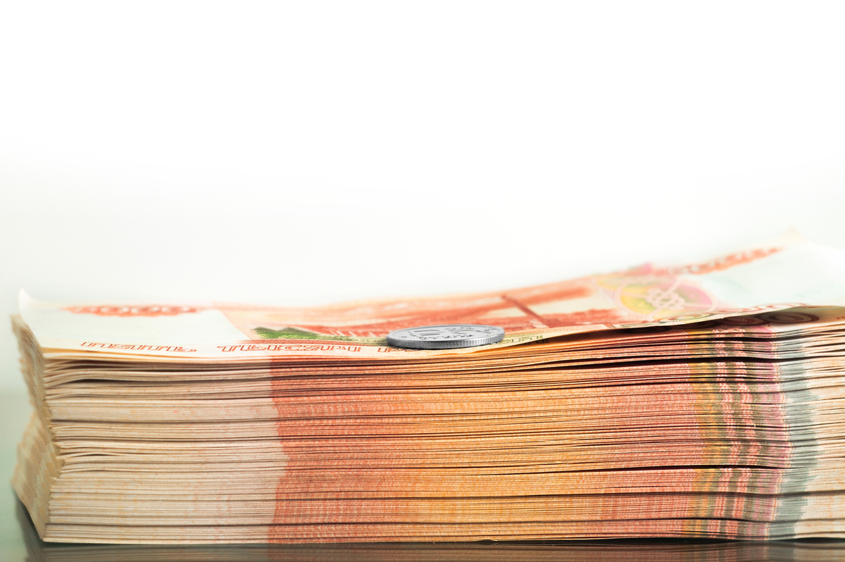 Один большой кредит будет интереснее для заемщика, чем несколько мелких на ту же общую сумму, поэтому кредиты часто объединяют.