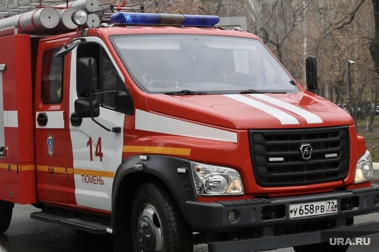 Пожарные оперативно прибыли на место ЧП (архивное фото). Фото: Денис Моргунов © URA.RU