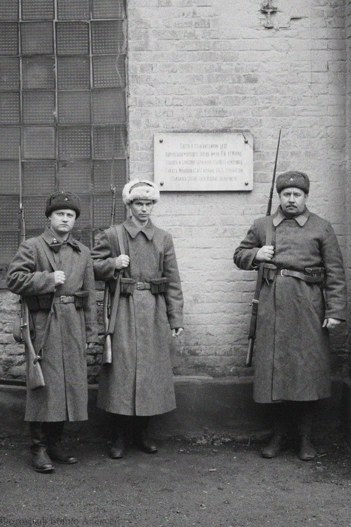 Группа бойцов 159 бригады о входа в депо. Современная реконструкция