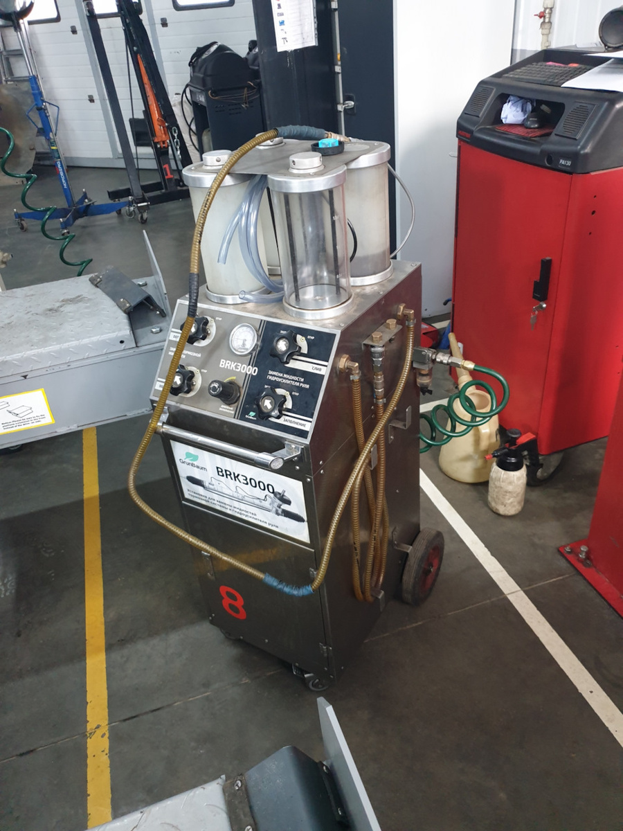 Аппарат для замены тормозной житкости.