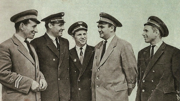 Экипаж борта СССР-45021. Слева направо: бортмеханик Смирнов, штурман Царёв, бортрадист Беремин, КВС Мостовой и второй пилот Чеченев. Фото: Н.Комаров/airdisaster.ru