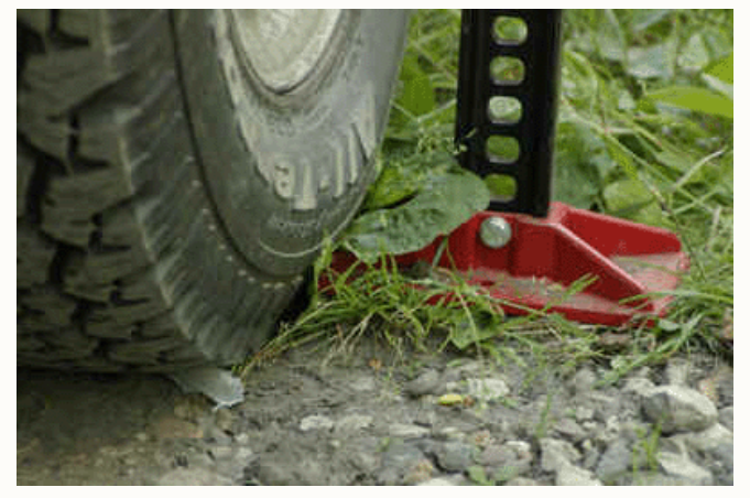 Часто, путешествуя, даже на внедорожнике, попадают машины в жестокие переплеты бездорожья, помощь друзей, если они путешествуют с Вами и незаменимый "друг" Hi Jack+ дополнительные самодельные приспособления, многое недоступное бездорожье, начнет покорятся...