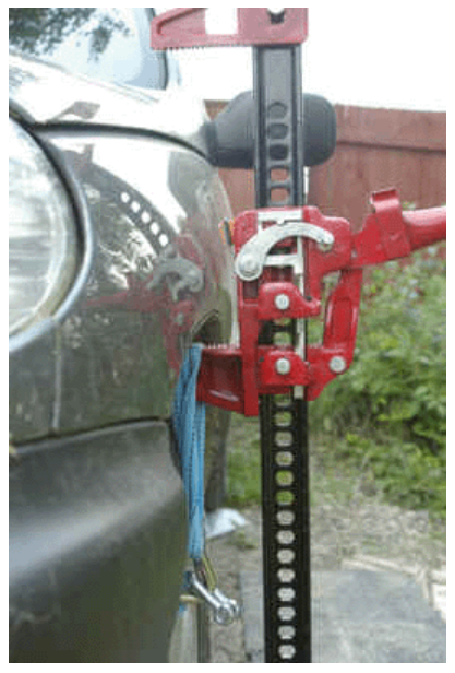 ... тут град был сегодня, ну так, обычный град такой, наблюдал картину, как выбежал мужик к машинке своей, джипу между прочим и давай его укрывать картонками ...сам мокрый весь... ВО! Как мы машинки свои любим!