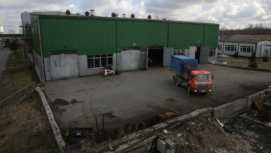    Грузовой автомобиль на территории мусорного завода МПБО-2 в Янино (Ленобласть) архивное фото. Автор фото: Антон Ваганов / "Деловой Петербург"