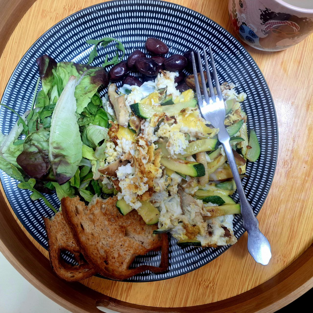 Я так устала, так мне было лень даже завтракать, кто бы знал. Но привычка нормально есть взяла своё. На неделе я питаюсь не очень ответственно, но перед силовой завтрак богатырский: 3 яйца, цекини, грибы шиитаке, оливочки, салат, сложные углеводы))) Картинка для обложки просто) Позавтракала, поспала ещё часок перед обедом, мейчас опять поем и пойду пожму. Выходной! 