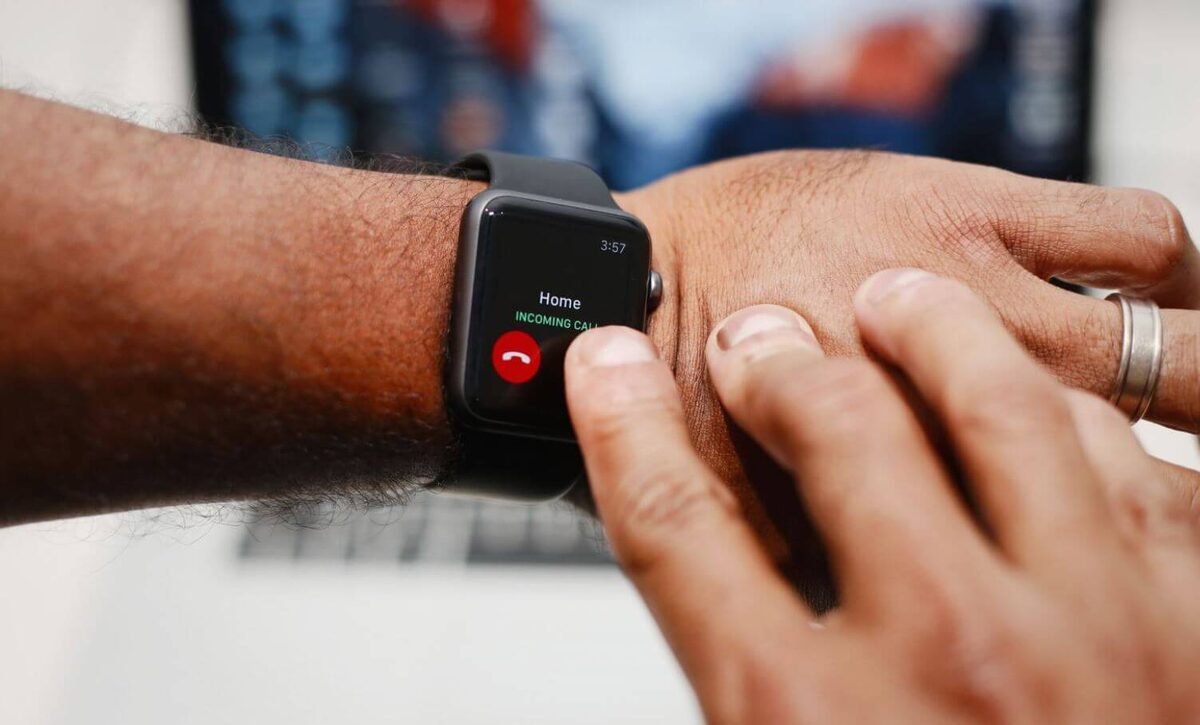    Разбираемся, что делать, если на Apple Watch пропал звук или стал тише. Фото: lifewire.com