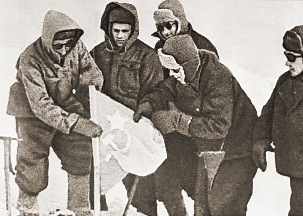 Советские альпинисты на вершине Эльбруса, соцсети