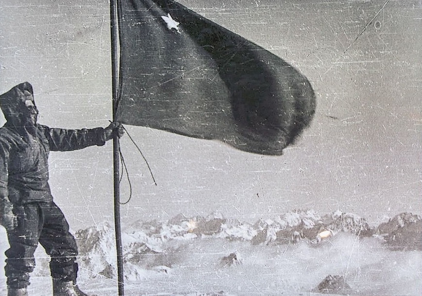 Командир одной из групп, мастер спорта СССР по альпинизму, младший лейтенант Николай Гусак с советским знаменем, victory.rusarchives.ru