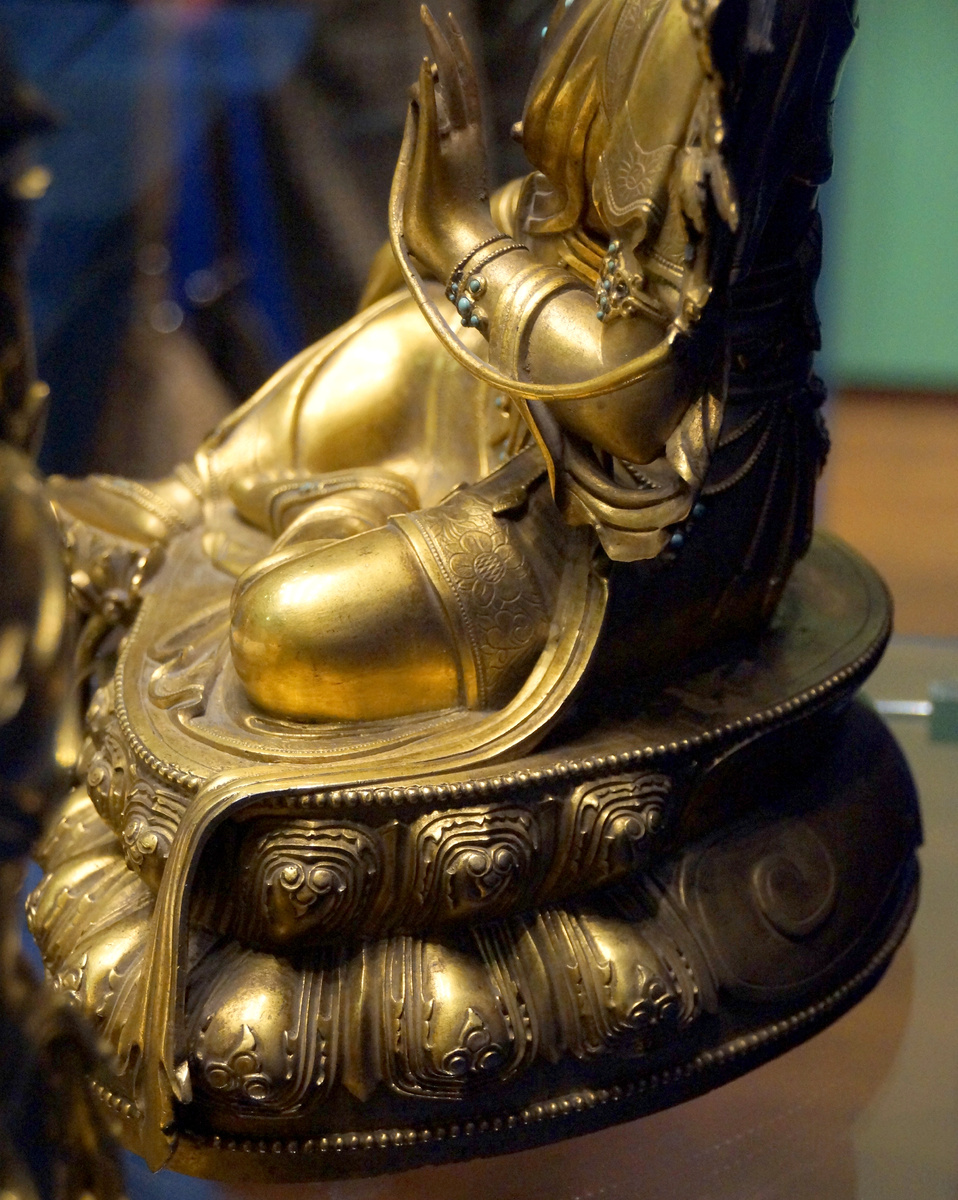 Зелёная Тара (фрагмент). Китай, династия Цин, XVII-XVIII вв. ГЭ, Санкт-Петербург. Учётный номер: y-933. Публикация: Елихина Ю. И. Обитель милосердия. Искусство тибетского буддизма. СПб.: Государственный Эрмитаж, 2003. С. 263. Эл. ресурс URL: https://www.hermitagemuseum.org/digital-collection/465503?lng=ru 