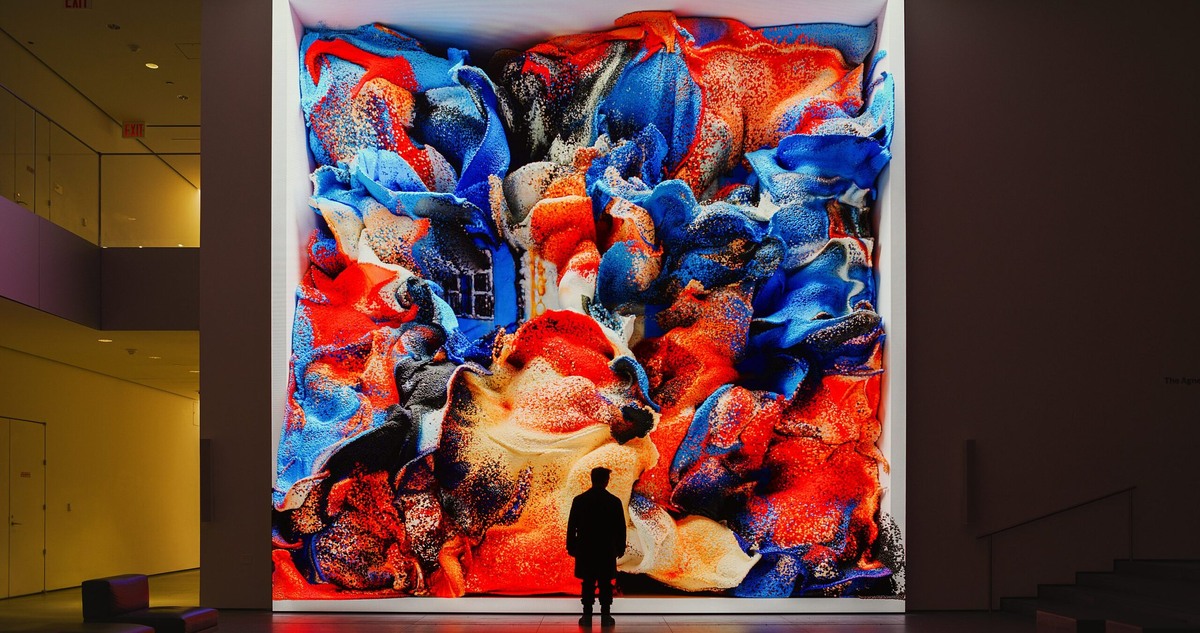 refikanadol.com📷Работы из цикла Machine Hallucinations в музее MoMA