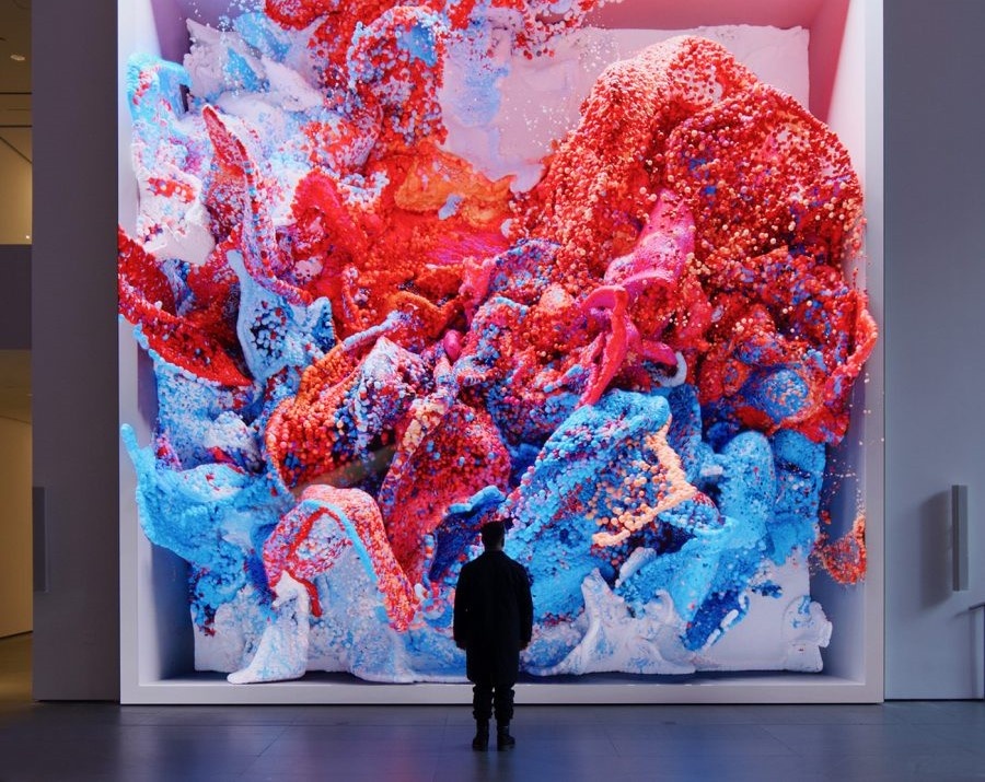 refikanadol.com📷Работы из цикла Machine Hallucinations в музее MoMA