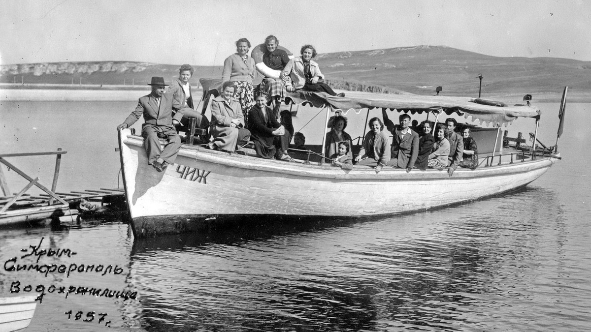 Симферопольское водохранилище в 1957 г. Голые скалистые берега, деревья практически отсутствуют. 