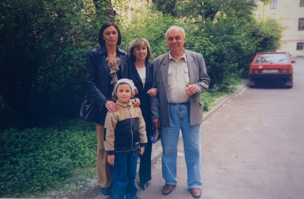 2004 год. Мама, Папа, Инна и Илюшка. Во дворе дома на Фонтанке