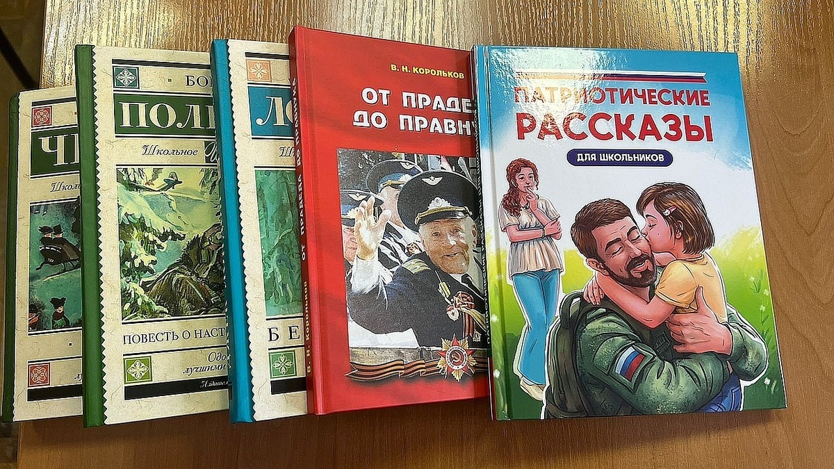    Депутаты Тулы подарили книги Рождественской библиотеке и участникам СВО