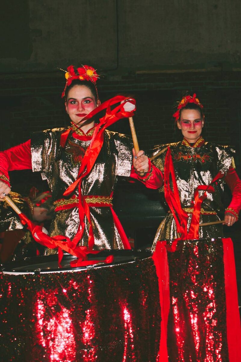 Шоу барабанщиц в традиционных китайских костюмах.