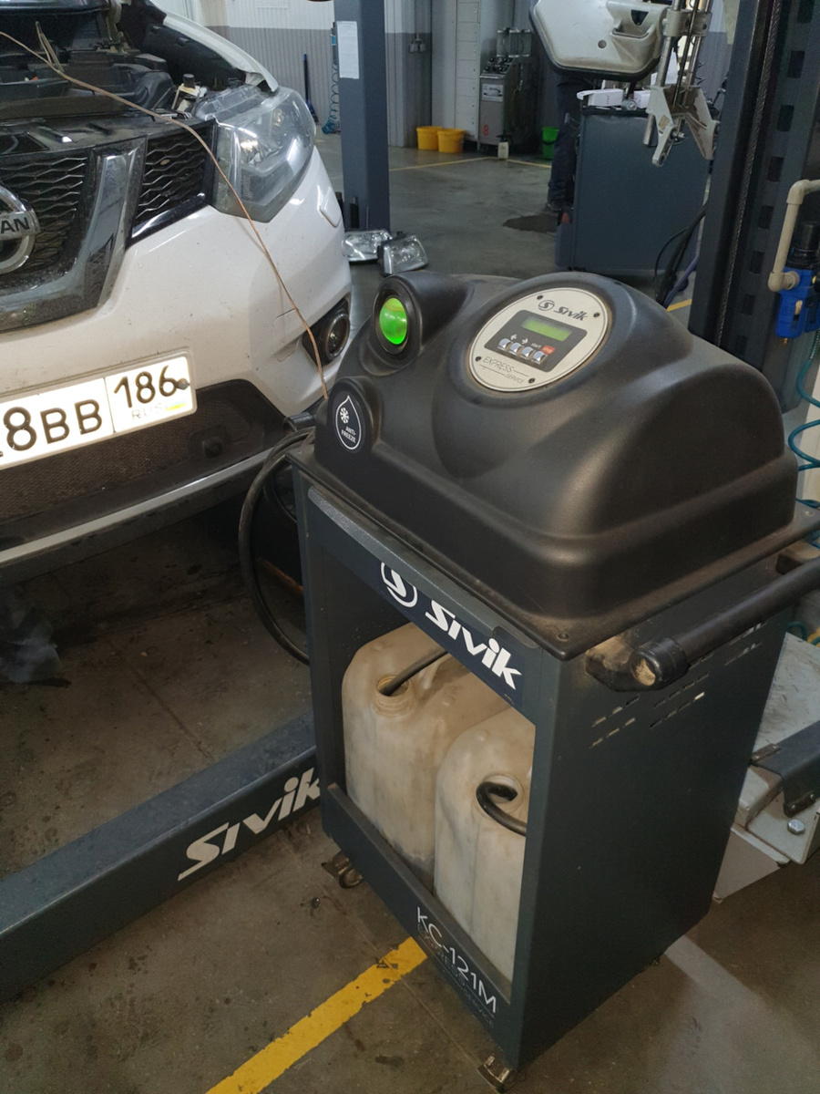 Приехав  в назначенный день машину приняли и после заполнения документов  проводили в рем зону, где познакомили с мастером который уже приступил к  проведению работ. Мастер откачал на сколько было возможно антифриз из  расширителного бачка и из радиатора через пробку, подключил аппарат в  разрыв верхнего патрубка радиатора,