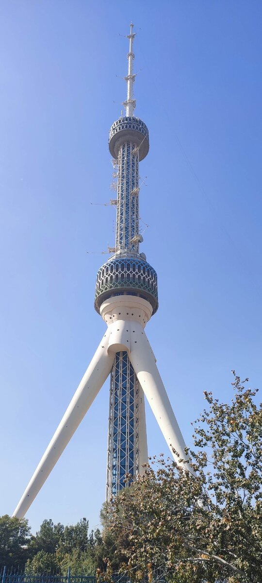 Ресторан как и сама телебашня находится по адресу: "просп. Амира Темура, 109А, Ташкент", ближайшая станция метро "Шахристан".