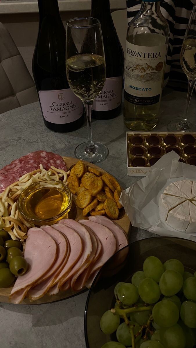 Искала картинку с сердечками, но Пинтерест подсовывал мне все время с вином. 