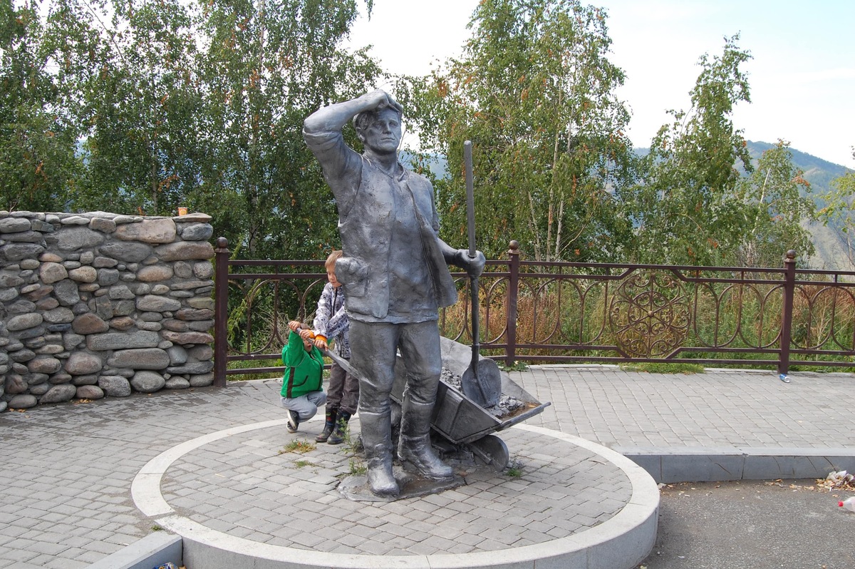 Памятник строителям Чуйского тракта на перевале Чеке-Таман