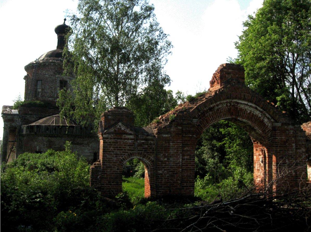 Сколько же там проволоки от бывших венков...под землей.... :-(