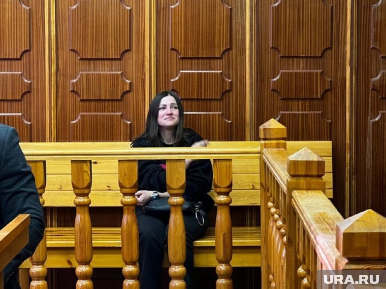 Мама девушки не смогла сдержать слез. Фото: Александра Пруссакова © URA.RU