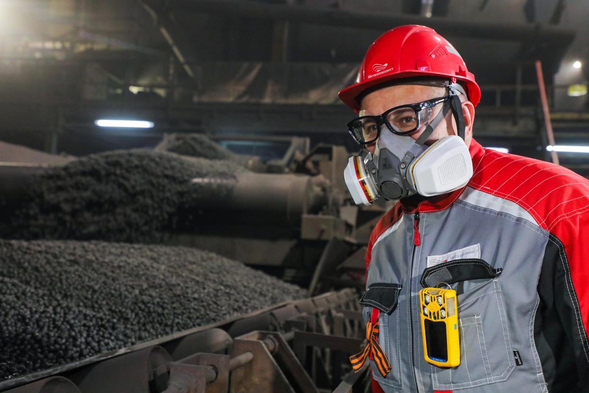 Агломератчик – одна из главных профессий на участке обжига окатышей. Фото Валерия Воронова / «Медиацентр»