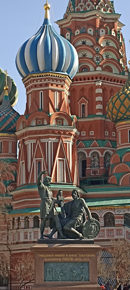 20 февраля (4 марта) 1818 года император Александр I с членами царской семьи в торжественной обстановке открыли памятник. Только первоначально его установили у Верхних торговых рядов. 