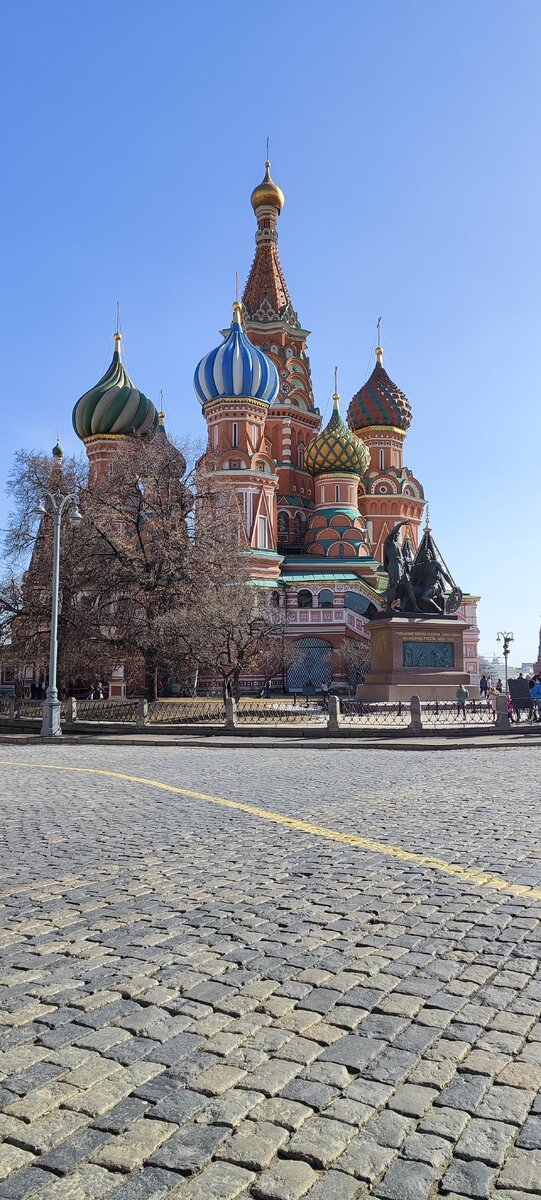 В советские времена в 1931 году памятник перенесли на Красную площадь к собору Василия Блаженного