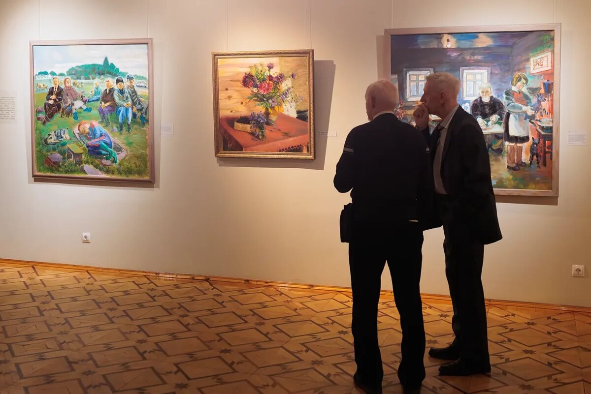    На выставке Бориса Акбулатова. Фото: «Республика» / Михаил Никитин