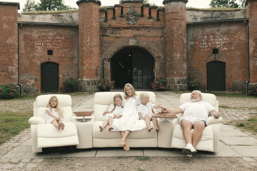 Модульный диван «MONBLAN»:  https://granistilia.ru/catalog/myagkaya-mebel/divany/modulnyj-divan-monblan/